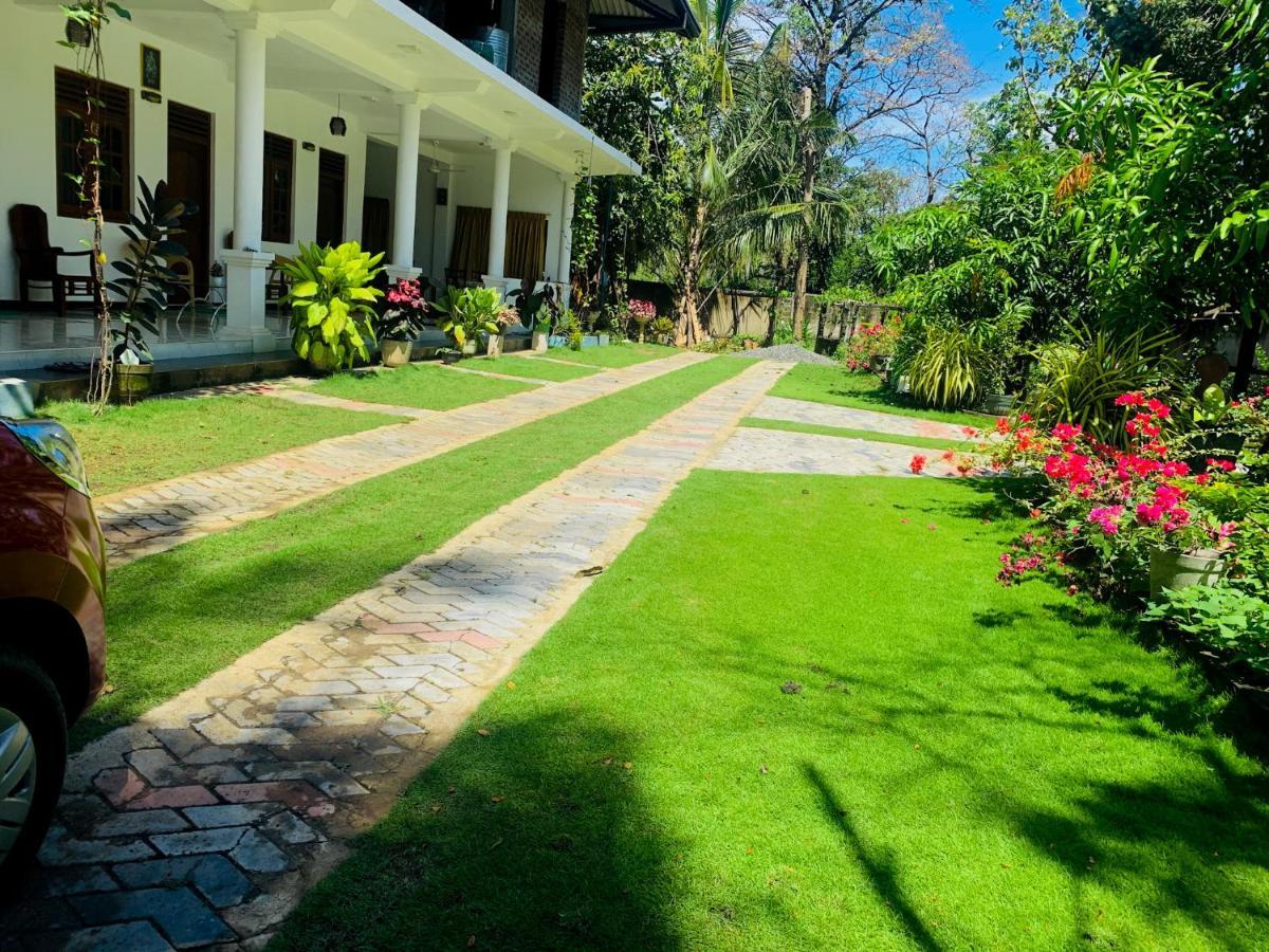 Geethani Tourist Home Polonnâruvâ Extérieur photo