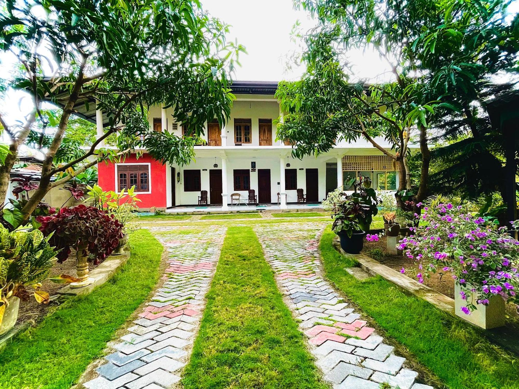 Geethani Tourist Home Polonnâruvâ Extérieur photo